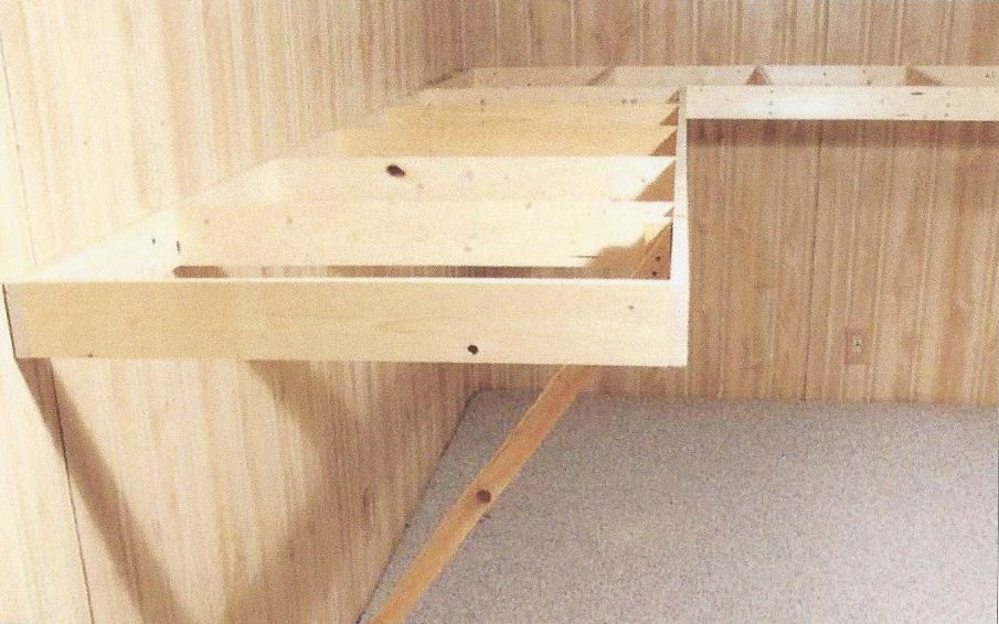 Building your own Wall Mounted Train Table bench worktable table for model trains. Designing your own model railroading bench worktable for your model trains. Bench worktable construction for your model trains HO Scale, N Scale, O Scale, trains.